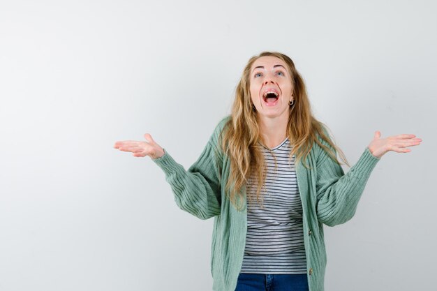 Jeune femme expressive posant en studio