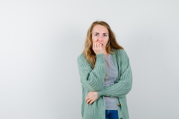 Jeune femme expressive posant en studio