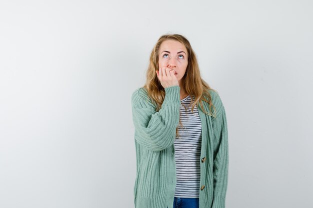 Jeune femme expressive posant en studio