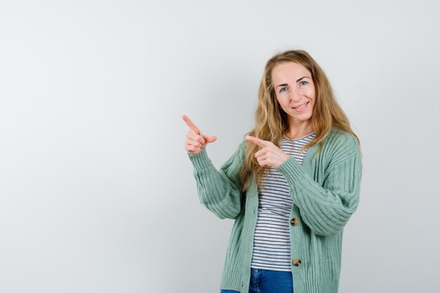 Jeune femme expressive posant en studio