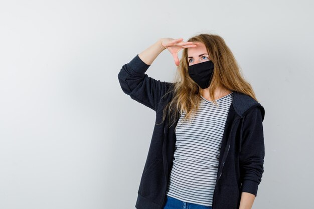 Jeune femme expressive posant en studio