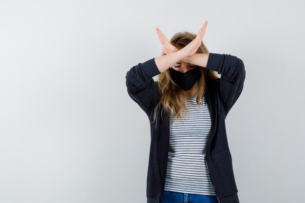 Jeune femme expressive posant en studio