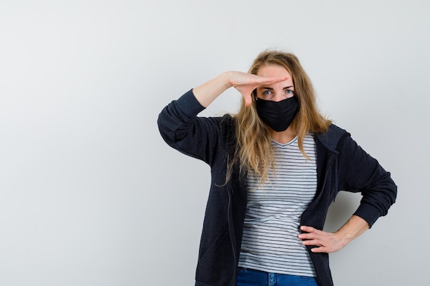 Jeune femme expressive posant en studio