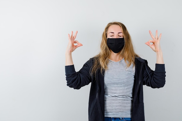 Jeune femme expressive posant en studio