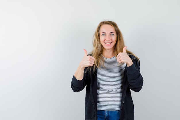 Jeune femme expressive posant en studio