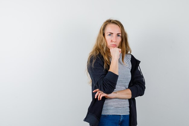 Jeune femme expressive posant en studio