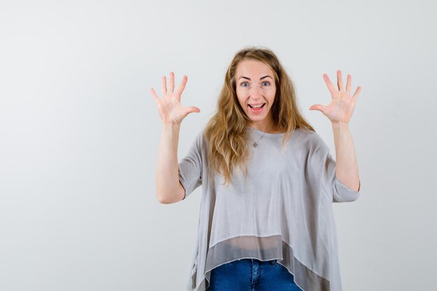 Jeune femme expressive posant en studio