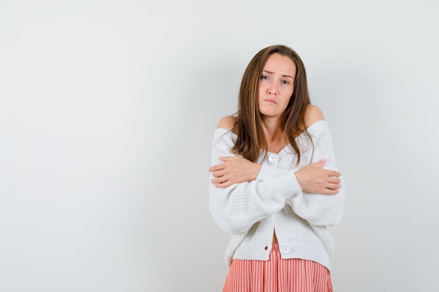 Jeune femme expressive posant en studio