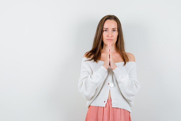 Jeune femme expressive posant en studio