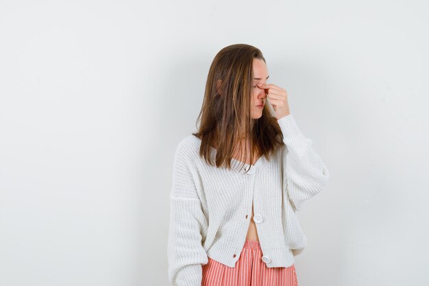 Jeune femme expressive posant en studio