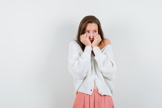 Jeune femme expressive posant en studio