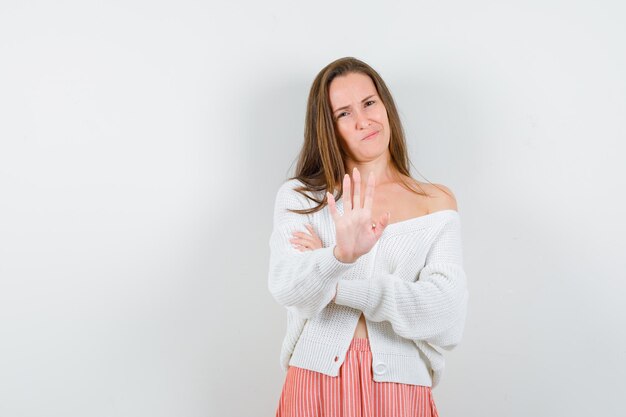 Jeune femme expressive posant en studio