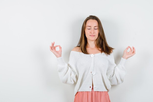 Jeune femme expressive posant en studio