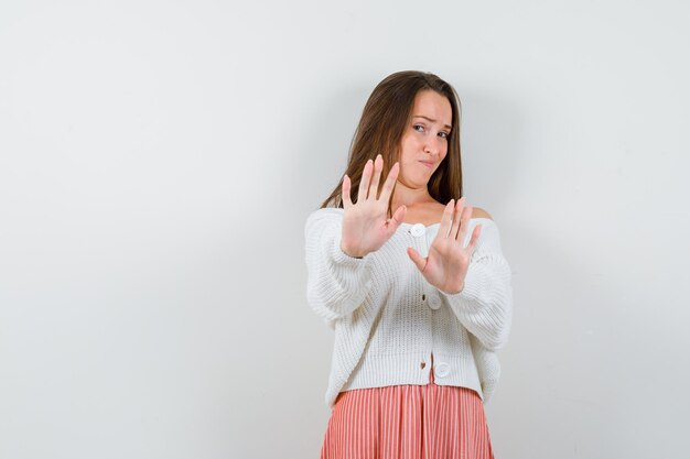 Jeune femme expressive posant en studio