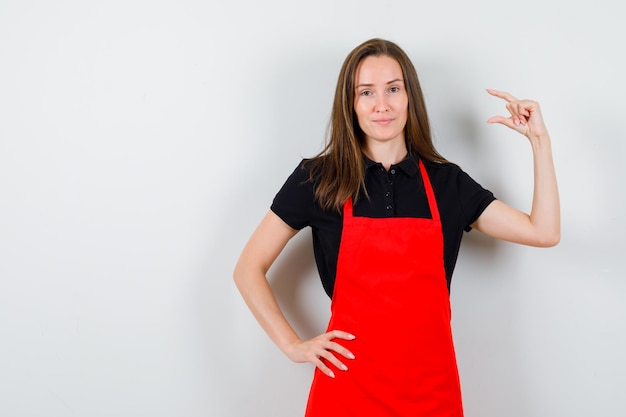 Jeune femme expressive posant en studio