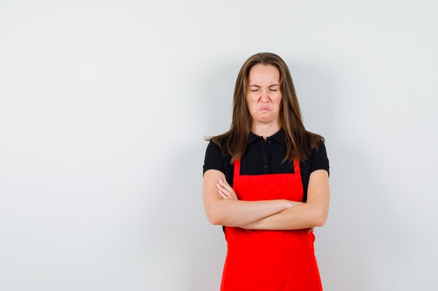 Jeune femme expressive posant en studio