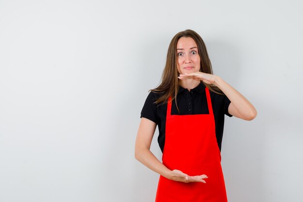 Jeune femme expressive posant en studio