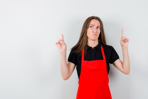 Jeune femme expressive posant en studio