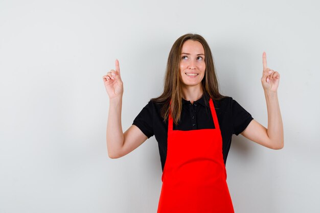 Jeune femme expressive posant en studio