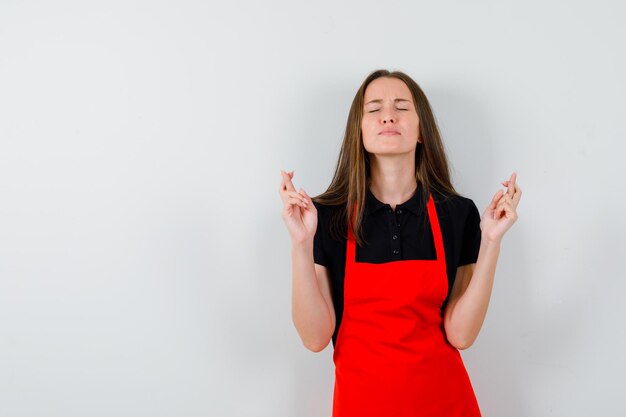 Jeune femme expressive posant en studio