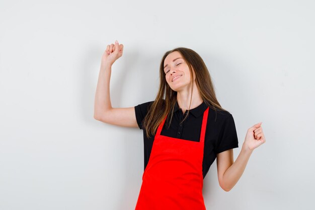 Jeune femme expressive posant en studio