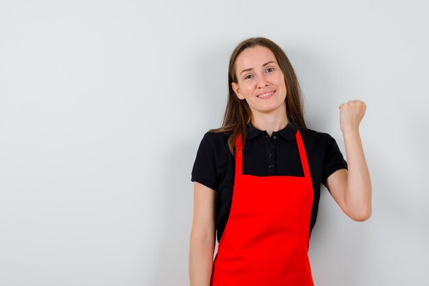 Jeune femme expressive posant en studio