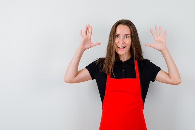 Jeune femme expressive posant en studio