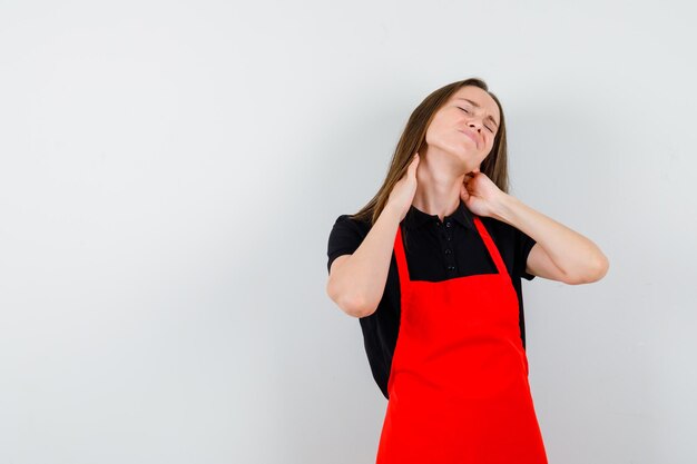 Jeune femme expressive posant en studio