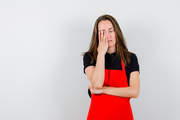 Jeune femme expressive posant en studio