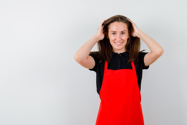 Jeune femme expressive posant en studio