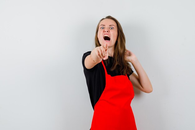 Jeune femme expressive posant en studio