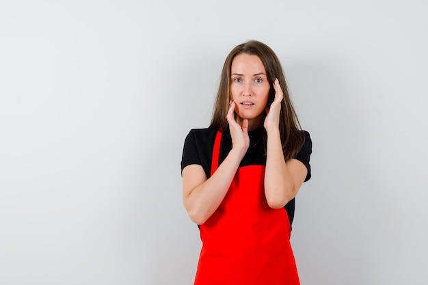 Jeune femme expressive posant en studio