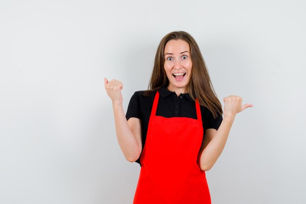 Jeune femme expressive posant en studio