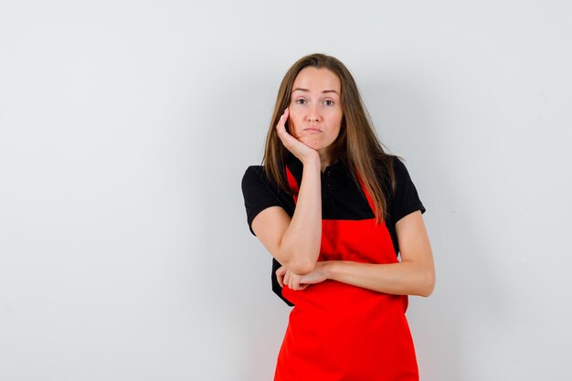 Jeune femme expressive posant en studio