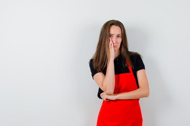 Jeune femme expressive posant en studio