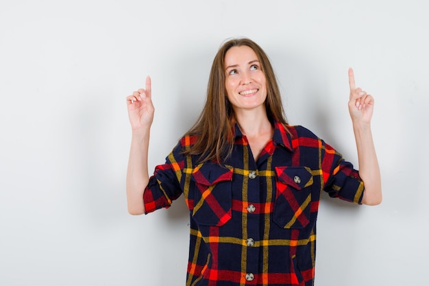 Jeune femme expressive posant en studio