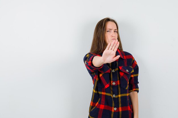 Jeune femme expressive posant en studio