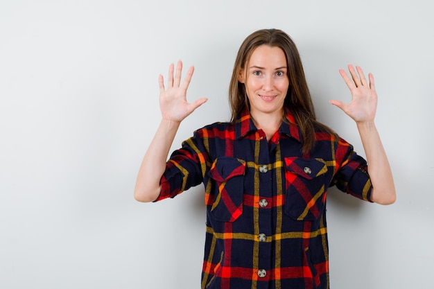 Photo gratuite jeune femme expressive posant en studio