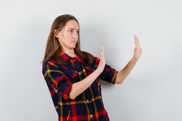 Jeune femme expressive posant en studio