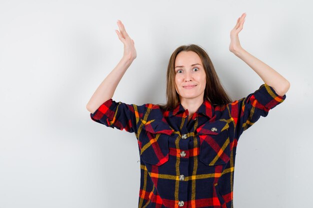 Jeune femme expressive posant en studio