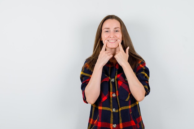 Jeune femme expressive posant en studio