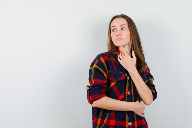 Jeune femme expressive posant en studio