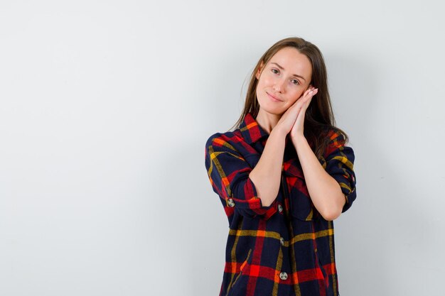 Jeune femme expressive posant en studio