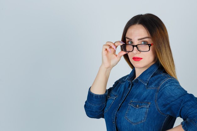 Jeune femme expressive posant