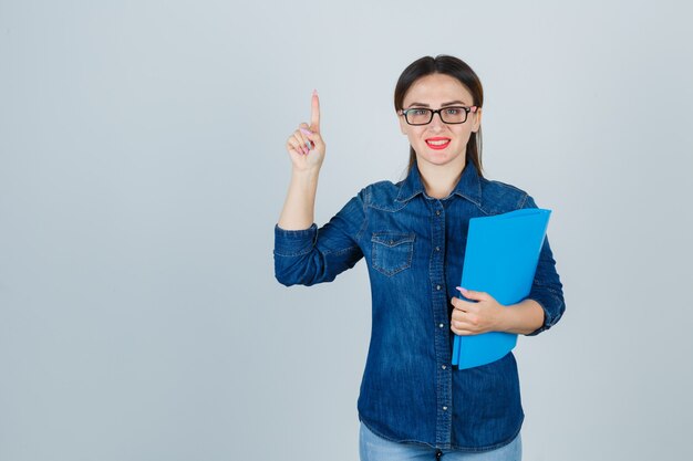 Jeune femme expressive posant