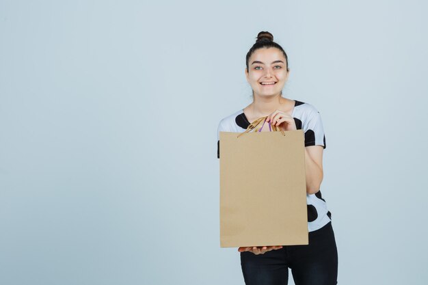 Jeune femme expressive posant