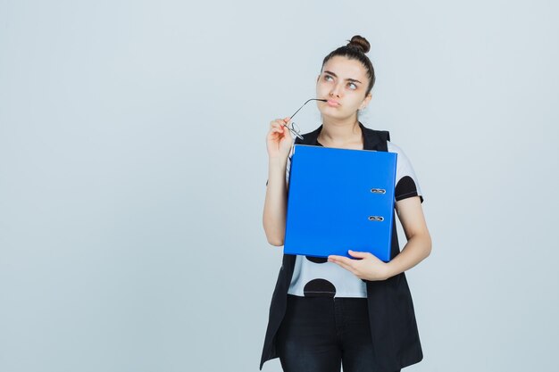 Jeune femme expressive posant