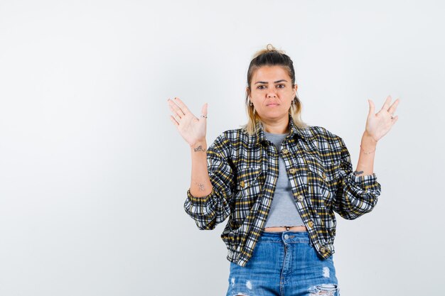 Une jeune femme expressive posant