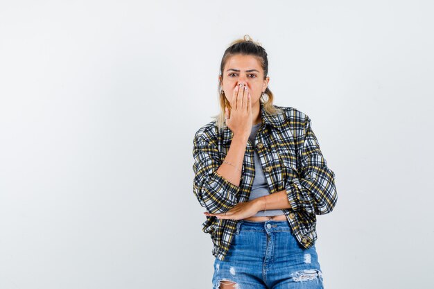 Une jeune femme expressive posant