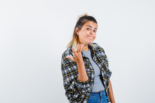 Une jeune femme expressive posant